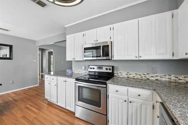 2812 Jasmine Court, Bedford, TX 76021