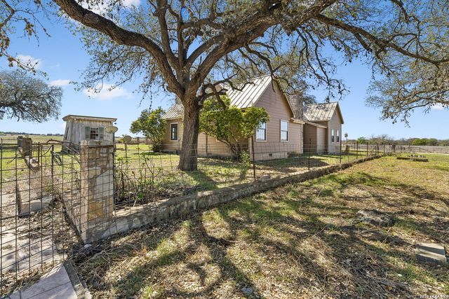 0008 Clearwater, Comfort, TX 78013