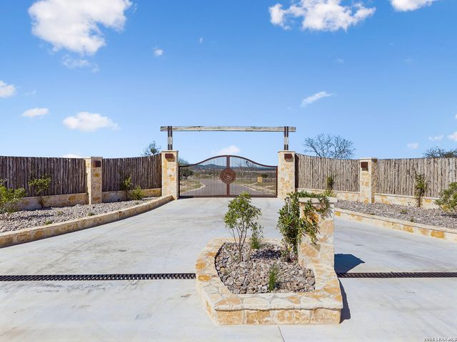 0008 Clearwater, Comfort, TX 78013