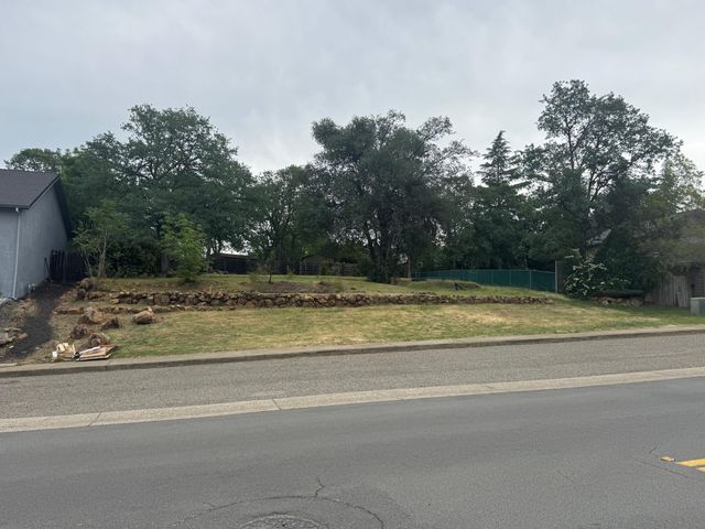 1433 Lakeside Drive, Redding, CA 96001