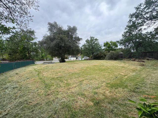 1433 Lakeside Drive, Redding, CA 96001