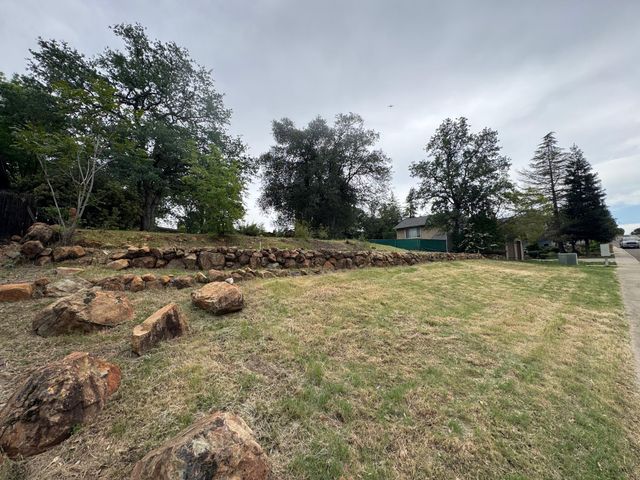 1433 Lakeside Drive, Redding, CA 96001