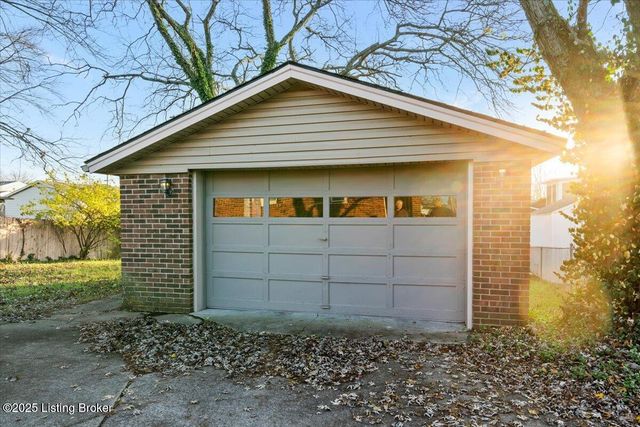 3702 Hillview Blvd, Louisville, KY 40229