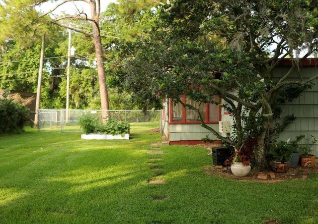 530 Circle Way Drive, Lake Jackson, TX 77566