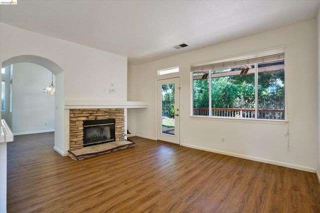 550 Apple Hill Dr, Brentwood, CA 94513