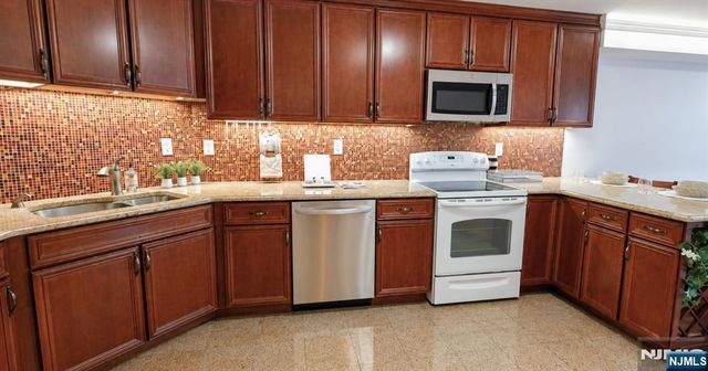 1055 River Road 302, Edgewater, NJ 07020