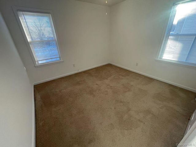 52 Hillside Avenue, Roslyn Heights, NY 11577