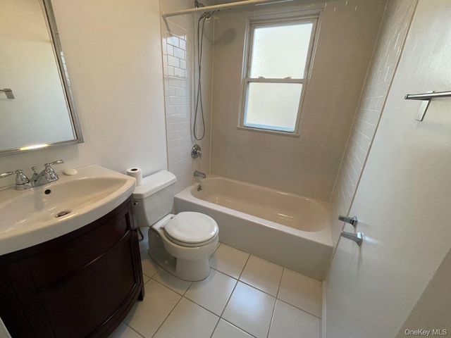 52 Hillside Avenue, Roslyn Heights, NY 11577