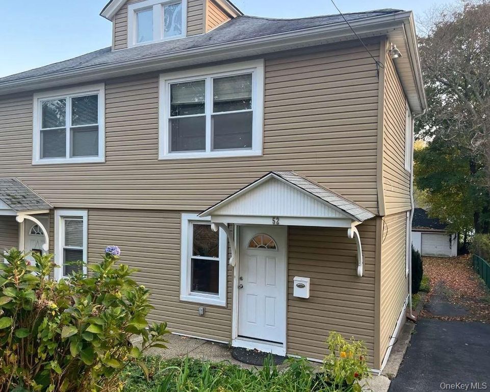 52 Hillside Avenue, Roslyn Heights, NY 11577