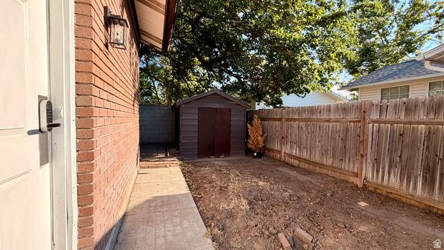 1236 E VIOLET DR, Sandy, UT 84094