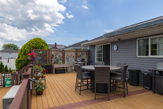139 Baker Court, Island Park, NY 11558