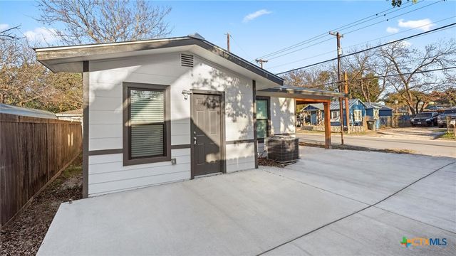 129 E Torrey Street, New Braunfels, TX 78130