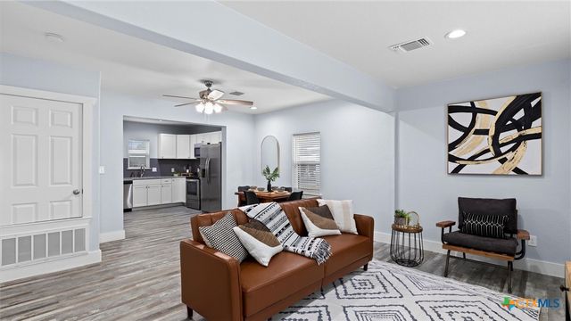 129 E Torrey Street, New Braunfels, TX 78130