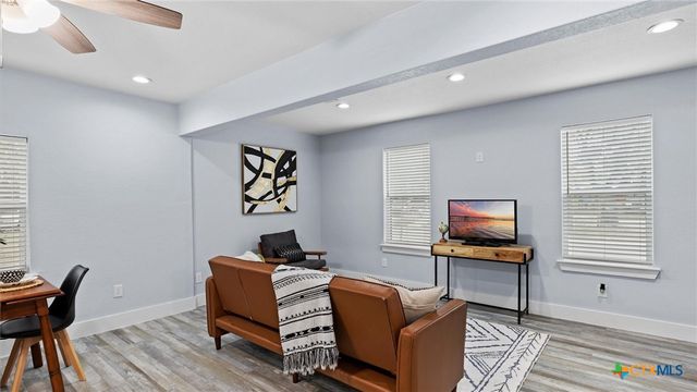 129 E Torrey Street, New Braunfels, TX 78130