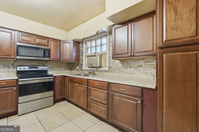 8 Regent Drive, Savannah, GA 31406