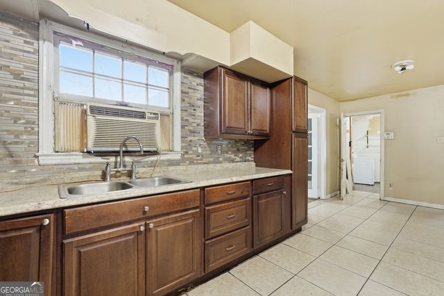 8 Regent Drive, Savannah, GA 31406