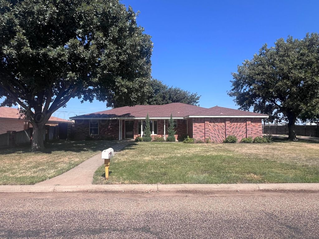 807 Arrah Avenue, Friona, TX 79035