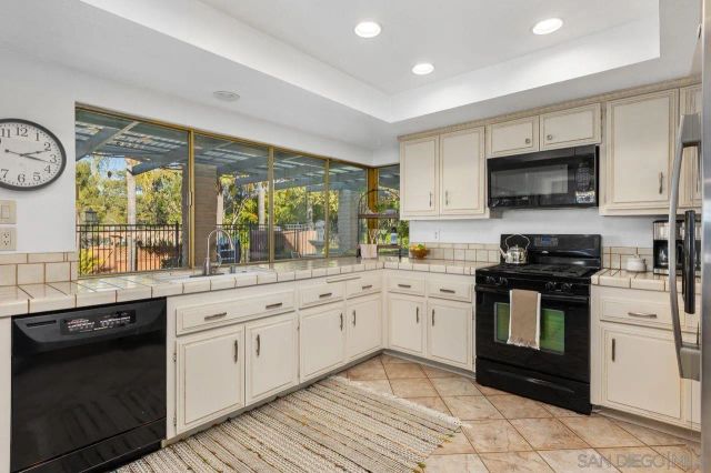 2006 Catalina Ave, Vista, CA 92084