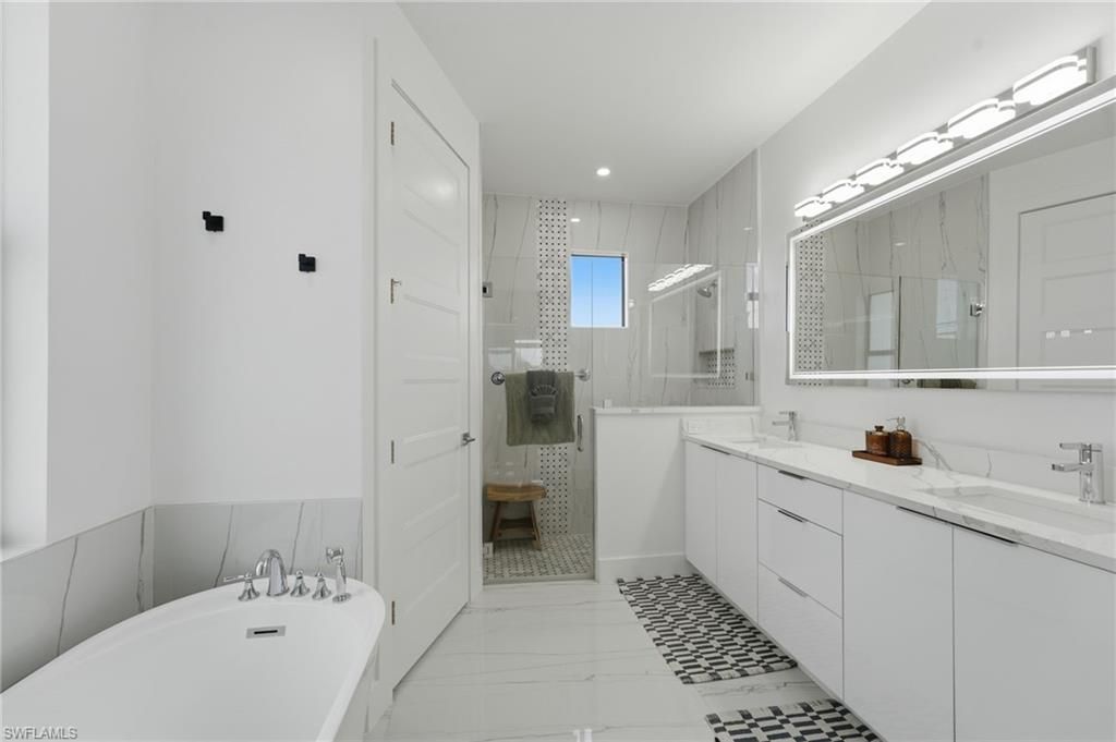 Image 16 of property listing at 2530 SW 4th PL, Cape Coral, FL 33914