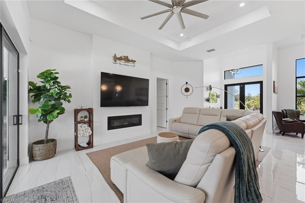 Image 4 of property listing at 2530 SW 4th PL, Cape Coral, FL 33914