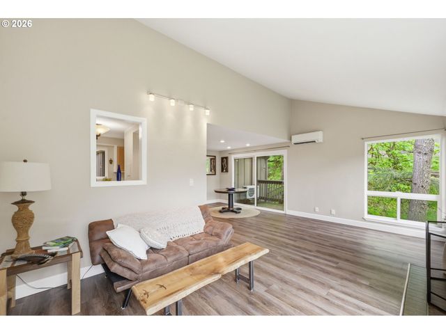 417 STONEWOOD Dr, Eugene, OR 97405