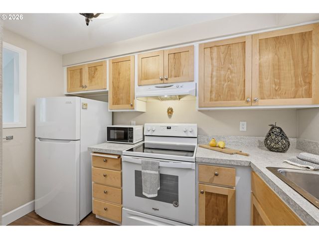 417 STONEWOOD Dr, Eugene, OR 97405