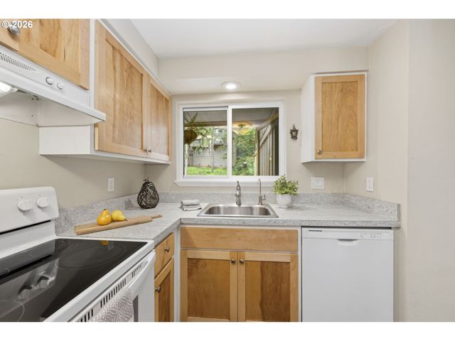 417 STONEWOOD Dr, Eugene, OR 97405