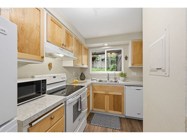 417 STONEWOOD Dr, Eugene, OR 97405