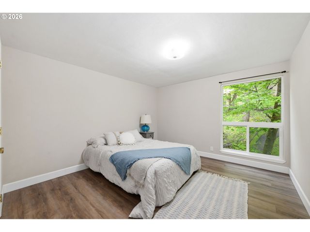 417 STONEWOOD Dr, Eugene, OR 97405