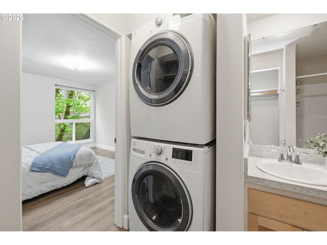 417 STONEWOOD Dr, Eugene, OR 97405