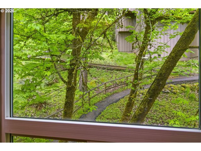 417 STONEWOOD Dr, Eugene, OR 97405