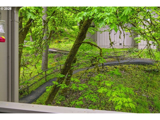 417 STONEWOOD Dr, Eugene, OR 97405