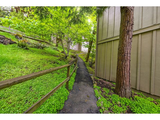 417 STONEWOOD Dr, Eugene, OR 97405