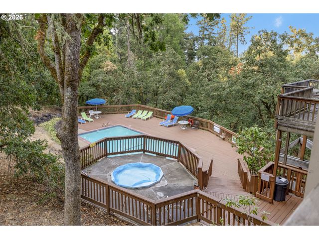 417 STONEWOOD Dr, Eugene, OR 97405