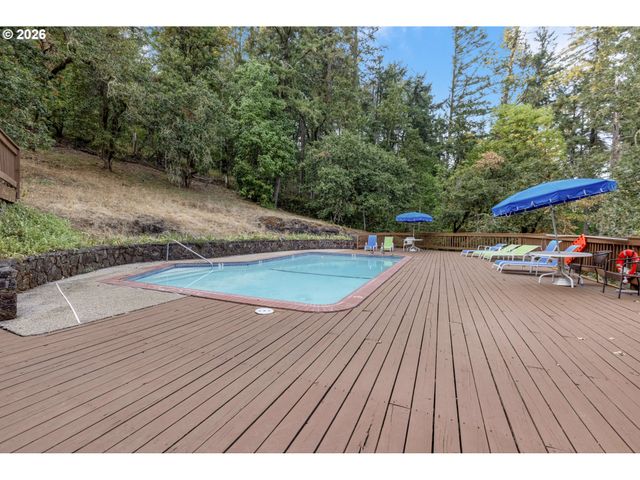 417 STONEWOOD Dr, Eugene, OR 97405