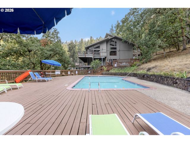 417 STONEWOOD Dr, Eugene, OR 97405