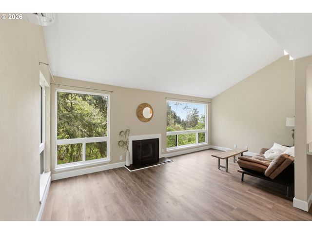 417 STONEWOOD Dr, Eugene, OR 97405