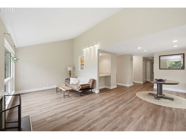 417 STONEWOOD Dr, Eugene, OR 97405