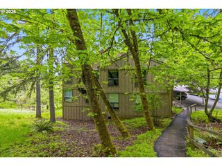 417 STONEWOOD Dr, Eugene, OR 97405