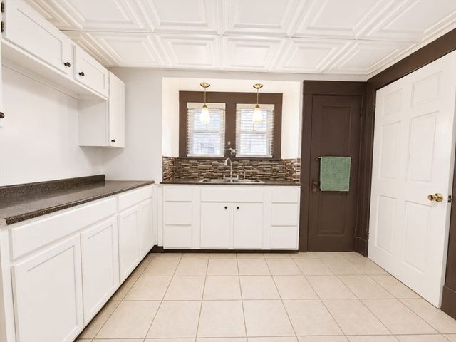 147 Belvidere St, Springfield, MA 01108