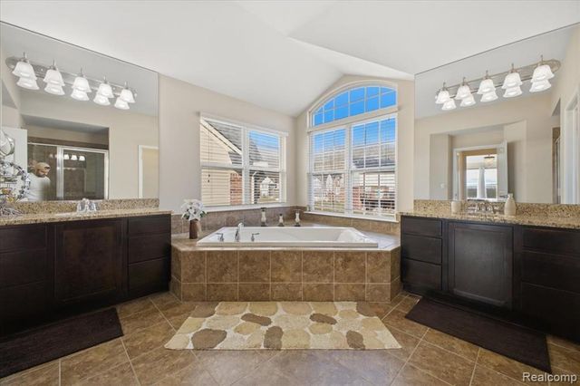 4930 E Stonegate Circle, Lake Orion, MI 48359