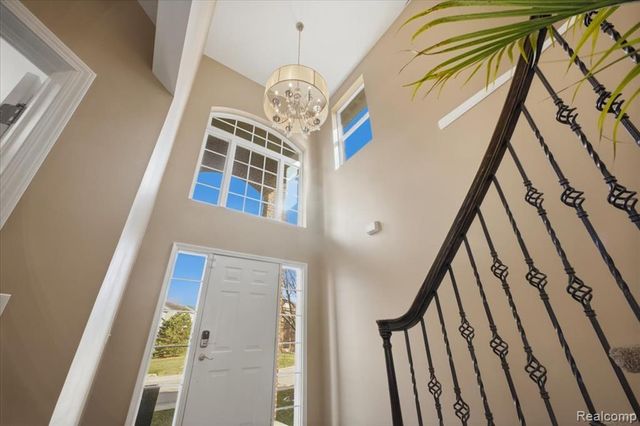 4930 E Stonegate Circle, Lake Orion, MI 48359