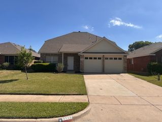 5880 Crestview Drive, Grand Prairie, TX 75052
