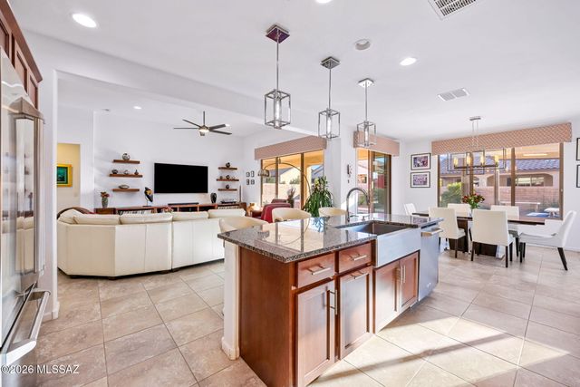 2396 E Sky Creek Drive, Green Valley, AZ 85614