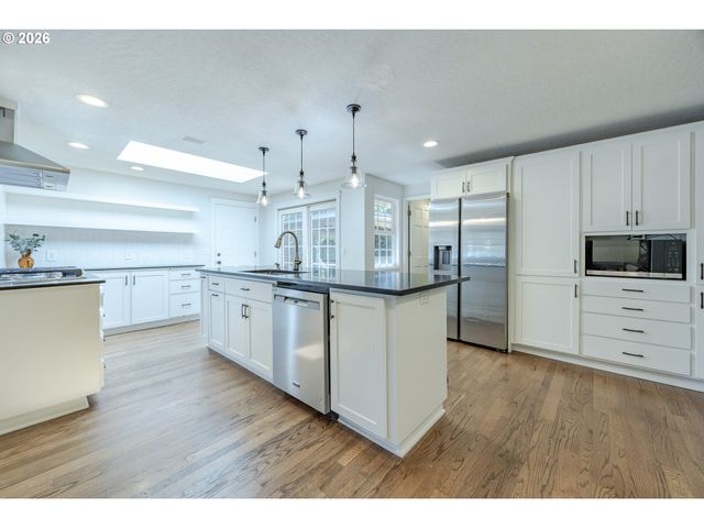 1865 TABOR St, Eugene, OR 97401