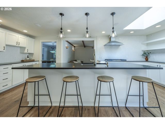 1865 TABOR St, Eugene, OR 97401
