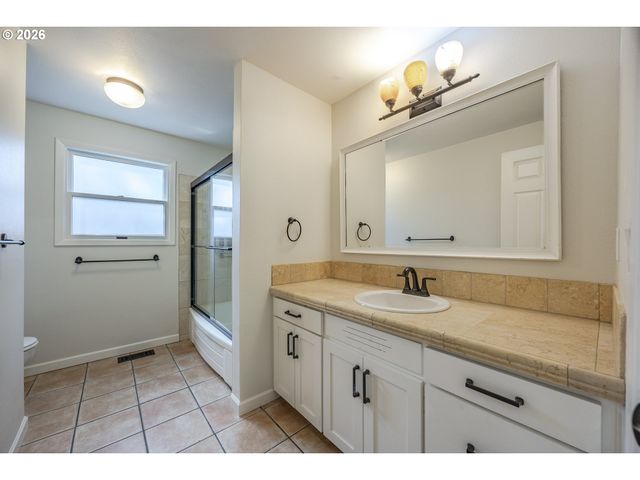 1865 TABOR St, Eugene, OR 97401