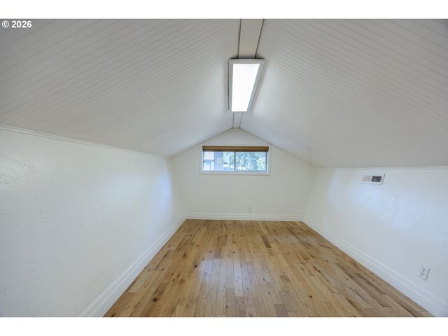 1865 TABOR St, Eugene, OR 97401