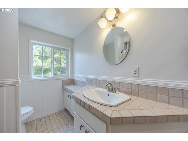 1865 TABOR St, Eugene, OR 97401