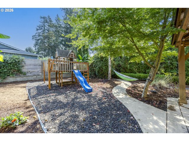 1865 TABOR St, Eugene, OR 97401